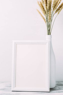 Olgun buğday ve boş ahşap çerçeve