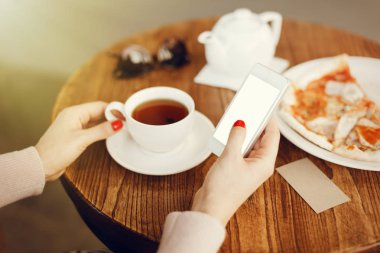 Boş ekran ile Smartphone café'de tutan kız