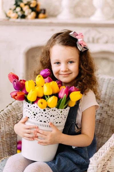 Retrato de menina litlle segurando buquê tulipas — Fotografia de Stock