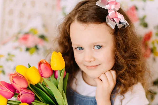 Retrato de menina litlle segurando buquê tulipas — Fotografia de Stock