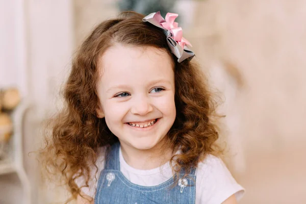 Retrato de bonito litlle sorrindo menina — Fotografia de Stock