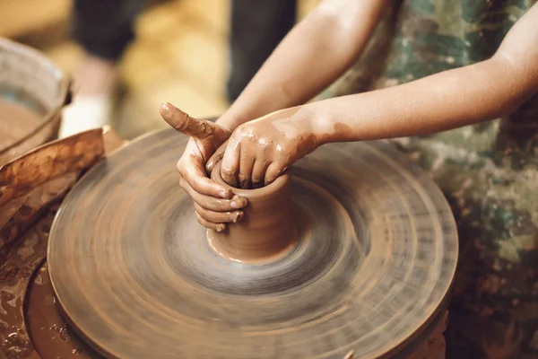 Child learning clay modeling — Stock Photo, Image