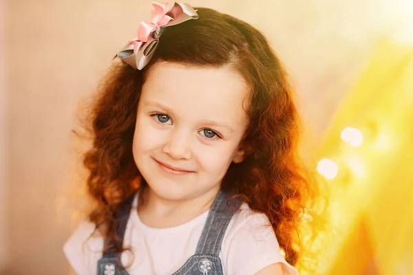 Retrato de cutesmiling ruiva menina — Fotografia de Stock