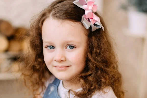 Retrato de cutesmiling ruiva menina — Fotografia de Stock