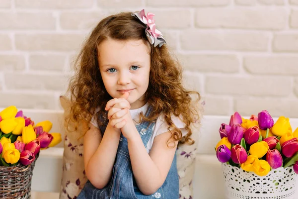 Портрет дівчини літнього віку серед букетів квітів — стокове фото