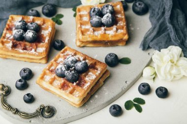 Taze meyveleri ve nane ile Belçika waffle