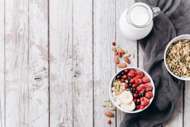 Süzme peynir çilek ve kahvaltı için fındık ile