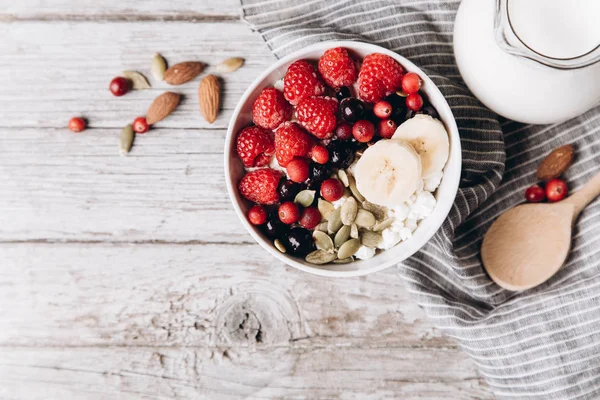 Quark mit Beeren und Nüssen zum Frühstück — Stockfoto