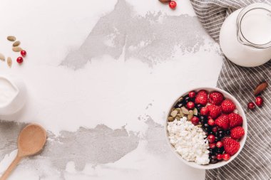 Süzme peynir çilek ve kahvaltı için fındık ile