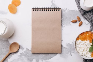 Boş defter ve kahvaltı malzemeler