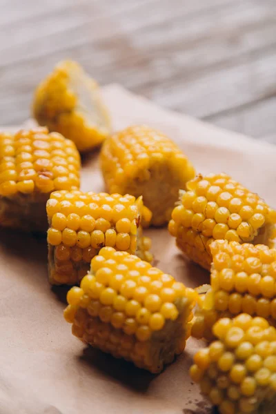 Жареная кукуруза на бумаге — стоковое фото