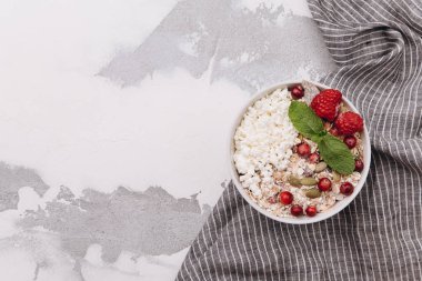 Süzme peynir ile lingonberries