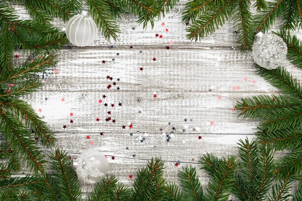Silver julgranskulor på trä grå bakgrund — Stockfoto