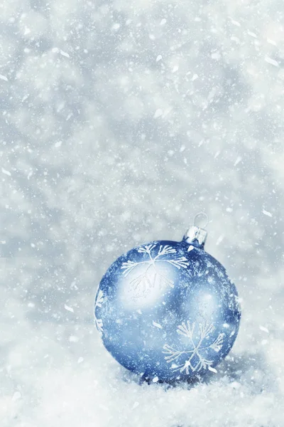Μπλε Χριστουγεννιάτικη μπάλα στο χιόνι — Φωτογραφία Αρχείου