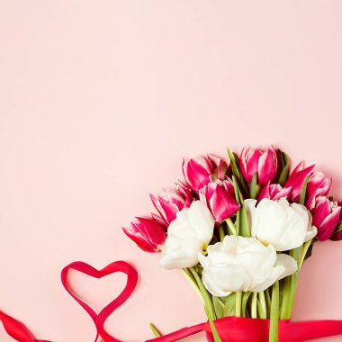 Güzel bir buket pembe ve beyaz laleler. Aşkın sembolü. Sevgililer Günü konsepti. Üst görünüm, alanı kopyala