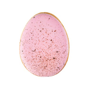 Beyaz arka planda izole edilmiş Paskalya ev yapımı zencefilli kek. Yumurta şeklinde pembe renkli kurabiye.