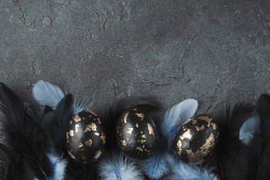 Paskalya karamsarlığı. Altın folyoyla kaplanmış siyah yumurta. Lüks tatil geçmişi. Boşluğu kopyala