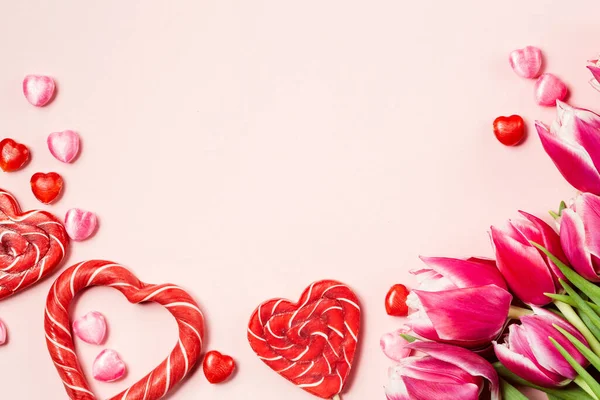 Dulces Forma Corazón Con Tulipanes Peonía Sobre Fondo Rosa Concepto — Foto de Stock