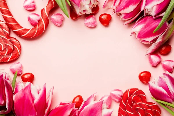 Dulces Forma Corazón Con Tulipanes Peonía Sobre Fondo Rosa Concepto — Foto de Stock