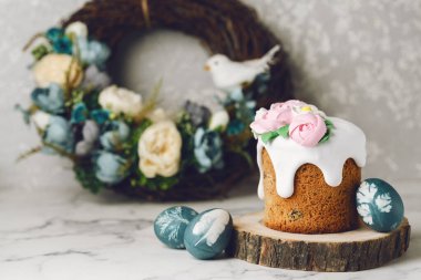 Mavi yumurtalı paskalya kırsalı kompozisyonu. Tatil geçmişi. Boşluğu kopyala