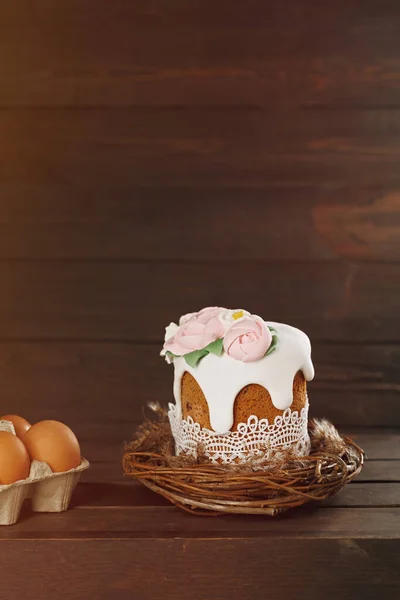 Fondo Rústico Pascua Pastel Hecho Mano Nido Con Huevos Sobre —  Fotos de Stock