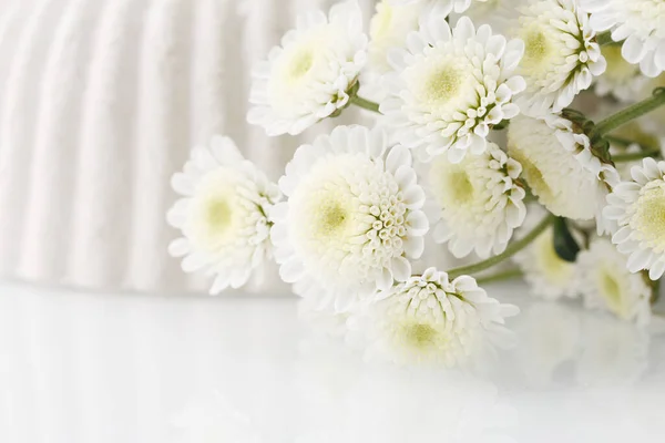 배경에 흰색작은 꽃다발 스프링 타임이라는 개념입니다 — 스톡 사진
