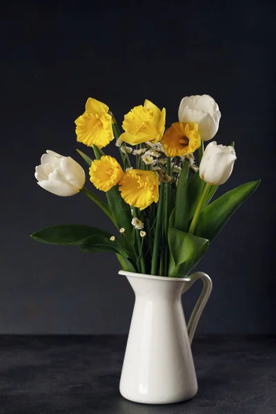 Buquê Fresco Narcisos Amarelos Tulipas Brancas Vaso Mesa Preta Conceito Imagens Royalty-Free