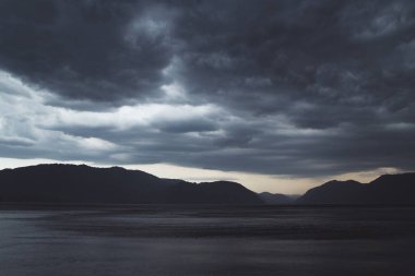 Göl üzerinde bulutlar