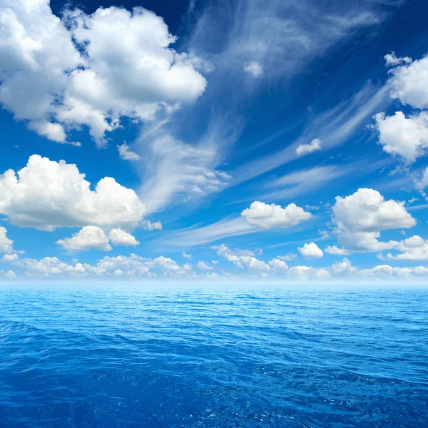 Azul mar e céu, nuvens brancas, tempo ensolarado — Fotografia de Stock