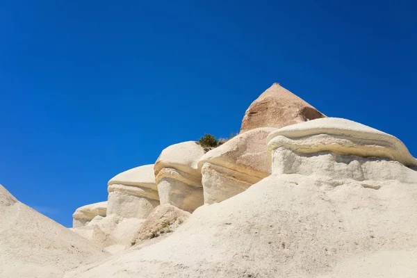 Rocă sedimentară de calcar cu margini de scenă în Cappadocia în apropiere — Fotografie, imagine de stoc