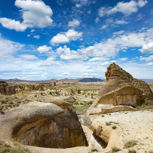 Csodálatos sziklás táj Cappadocia, Törökország — Stock Fotó