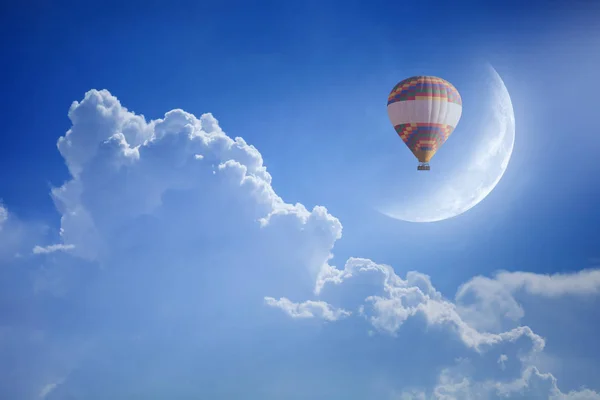 Balão de ar quente colorido subir para o céu azul acima da nuvem branca — Fotografia de Stock