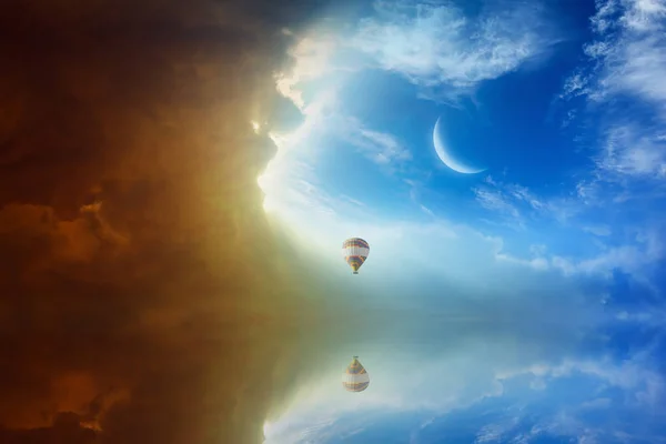 Идиллия на фоне - в небо летит разноцветный воздушный шар — стоковое фото