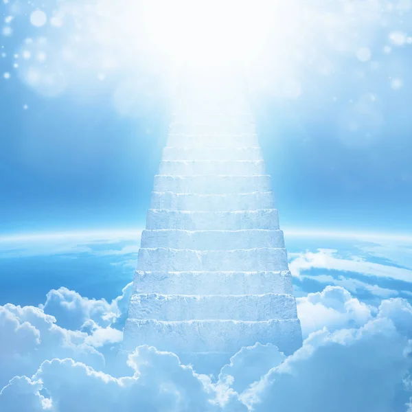 Schody do nieba, jasne światło z nieba, schody prowadzące — Zdjęcie stockowe