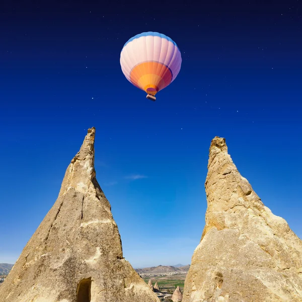 Hot air balloon flies in Cappadocia, Turkey — Stock Photo, Image