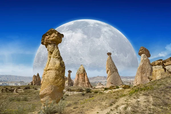 Emelkedik a telihold gomba sziklák Cappadocia, Törökország. — Stock Fotó