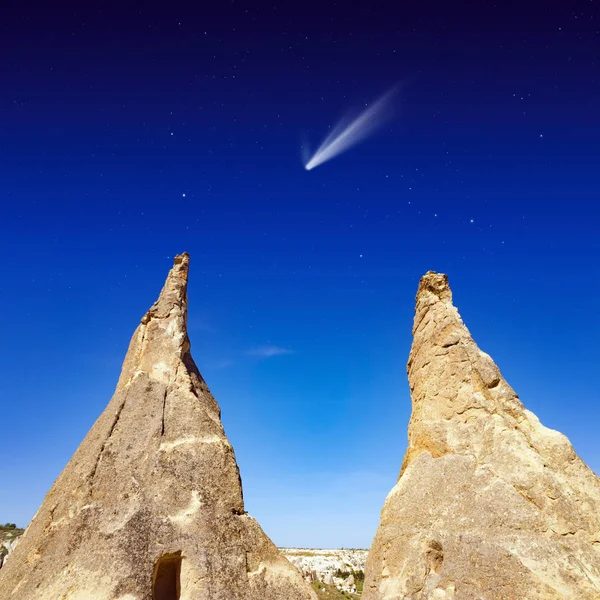 Fényes üstökös csillag, két határkövet sötét kék ég — Stock Fotó