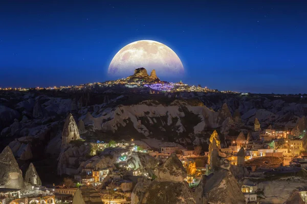 Luna plină răsare deasupra castelului Uchisar din Cappadocia, Turcia — Fotografie, imagine de stoc
