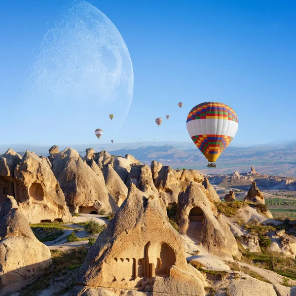 Hot air ballooning in sunrise in Cappadocia, Turkey — Stock Photo, Image
