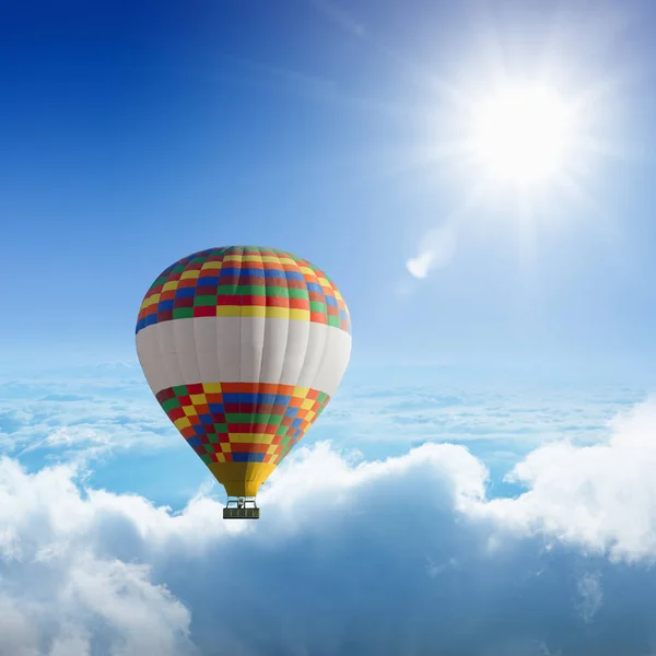 Globo de aire caliente vuela muy alto en el cielo azul —  Fotos de Stock