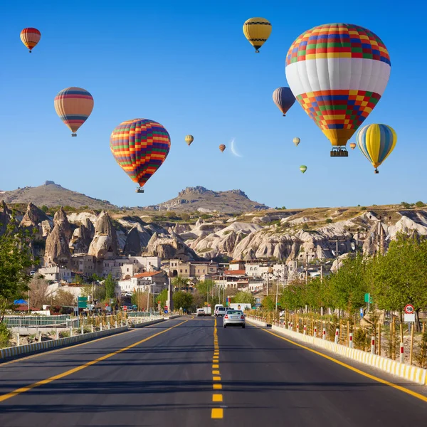 Hete lucht ballonnen in de buurt van Goreme, Cappadocië, Turkije — Stockfoto