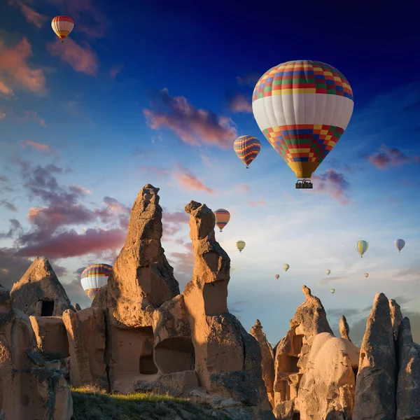 Balões de ar quente voam no céu do nascer do sol na Capadócia, Turquia — Fotografia de Stock