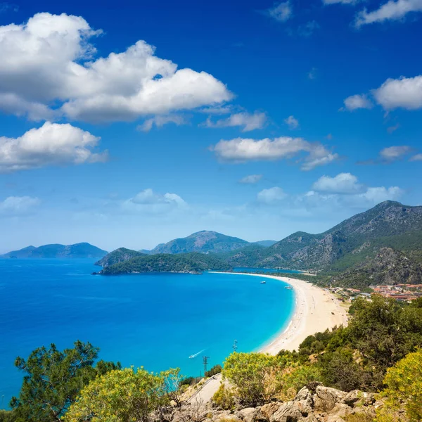 Frumoasă lagună albastră și plajă în Oludeniz, Turcia — Fotografie, imagine de stoc