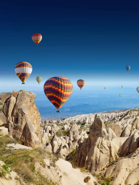 Hete lucht ballonnen vliegt in duidelijke diep blauwe hemel in Cappadocië — Stockfoto