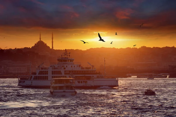 Dramatický západ slunce nad večerní Istanbul, Turecko — Stock fotografie