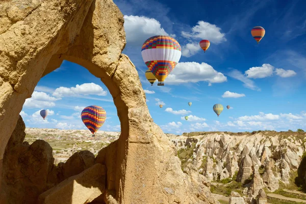 Balões de ar quente voam no céu azul em Kapadokya, Turquia — Fotografia de Stock