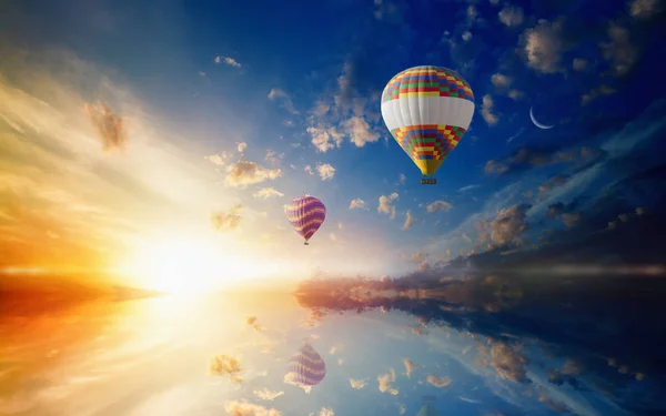 Luftballonger flyger i solnedgång sky — Stockfoto