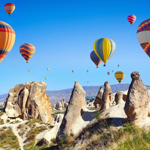 Heißluftballonfahren in Kapadokya, Türkei — Stockfoto