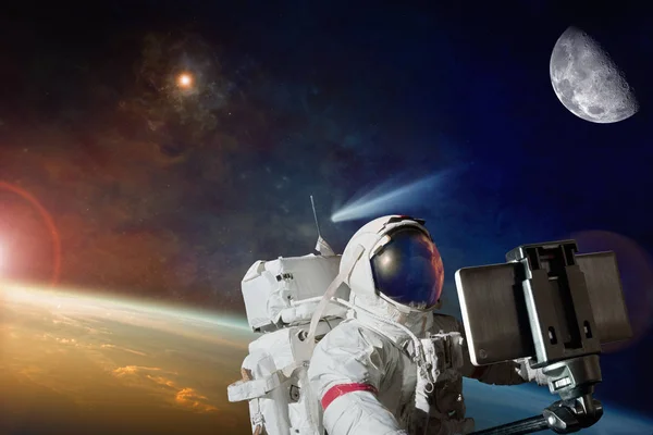 Terreno trasero de ciencia ficción - selfie espacial en órbita del planeta Tierra —  Fotos de Stock