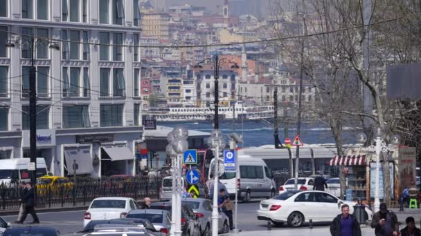 Gatutrafik, fordon går, folk går på Istanbul — Stockvideo